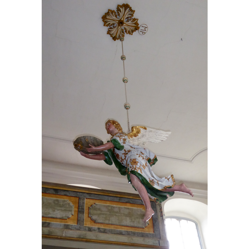 Source caption: "Taufengel in der St. Bartholomäuskirche in Röhrsdorf, Gemeinde Klipphausen"