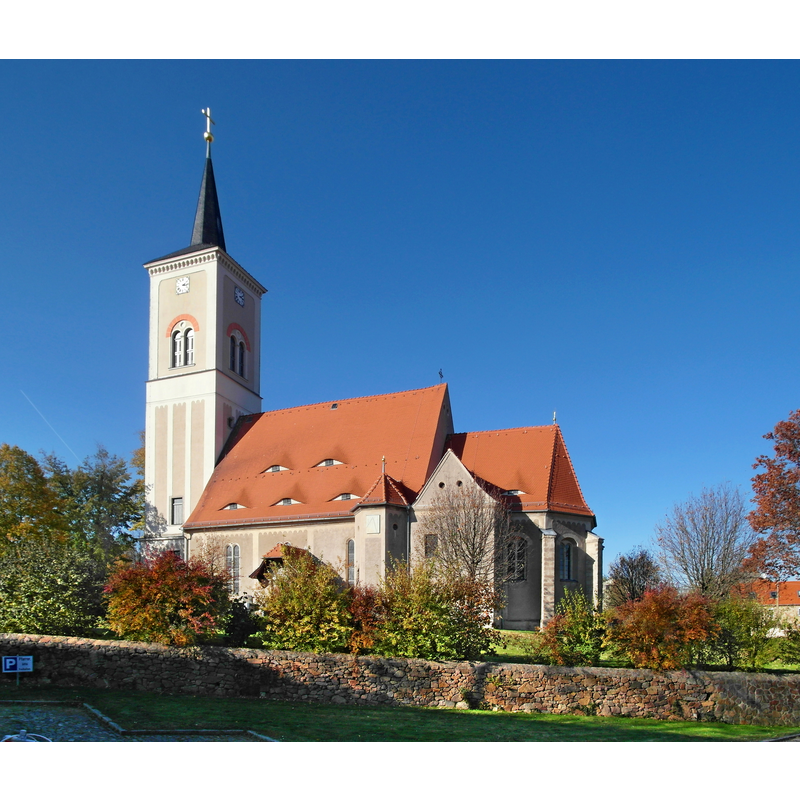 Source caption: " Naustadt (Klipphausen), An der Kirche (GMP: 51.112973,13.508565): Dorfkirche, heutiger Bau vom Ende des 16. Jahrhunderts. Kirchturm von 1847. Sicht von Südosten."