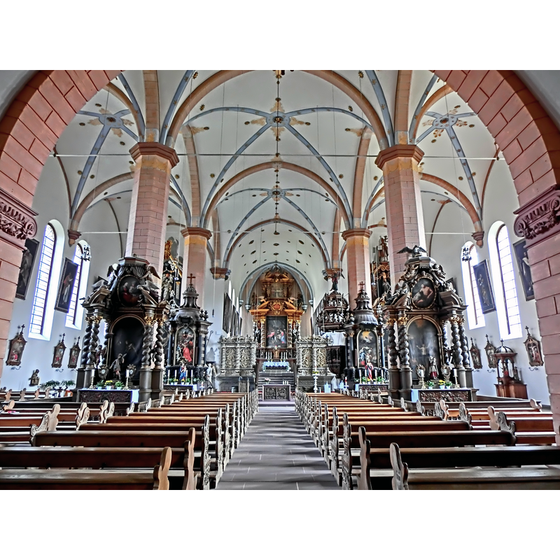 Source caption: "1691 erfolgte nach 21-jähriger Bauzeit die Einweihung der dreischiffigen Hallenkirche "St. Hadrian und St. Dionysius". Die Kirche wurde im Baustil der westfälischen Nachgotik errichtet. Sie war zu dem Zeitpunkt eine der größten katholischen Kirchen im heutigen Niedersachsen."
