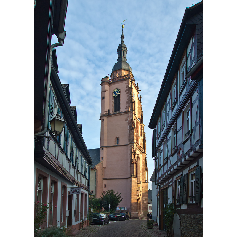 Source caption: "Turm der Pfarrkirche St. Peter und Paul in der Altstadt von Eltville am Rhein aus dem 14. Jahrhundert."