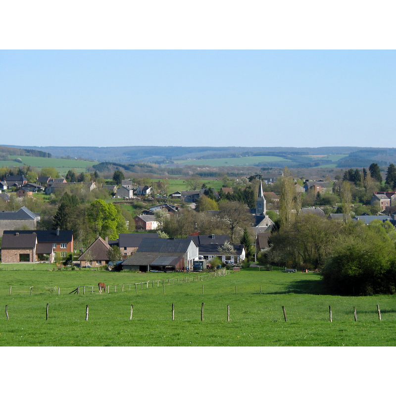 Source caption: "Wavreille (Belgique), le village vu depuis la rue de Rametenne. / Wavrèye (Bèljike), li viyadje vèyu dol rouwe di Ramtène." -- the spire of the tower marks the position of the church in the village