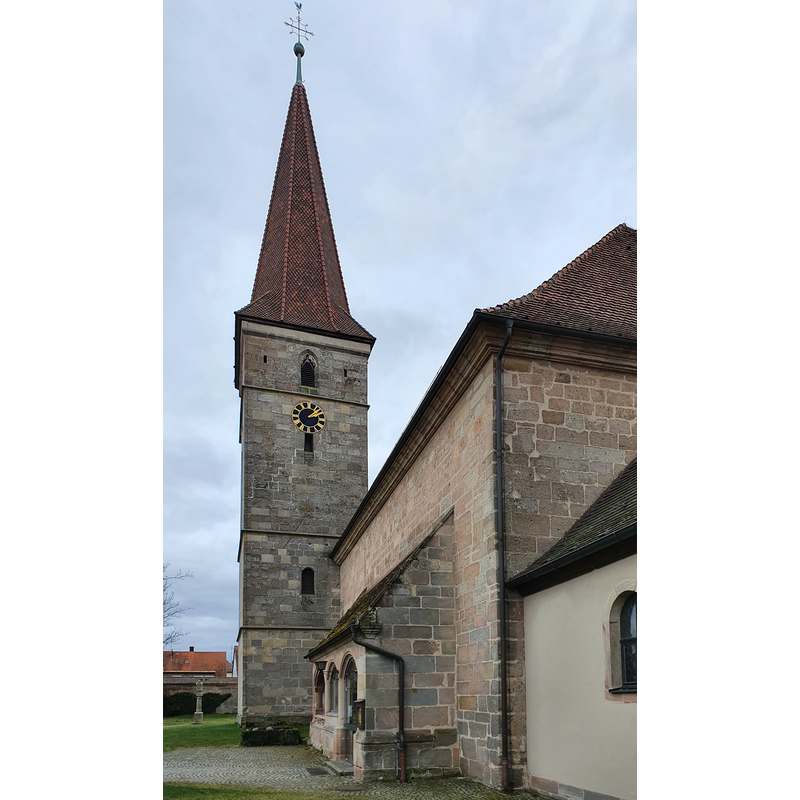Source caption: "Nordfassade, Vorhalle und Turm der röm.-kath. Pfarrkirche St. Xystus in Erlangen-Büchenbach"