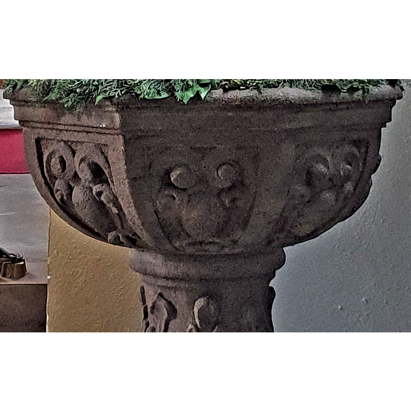 Source caption: "Taufstein der röm.-kath. Pfarrkirche St. Xystus in Erlangen-Büchenbach" -- the neo-Gothic font
