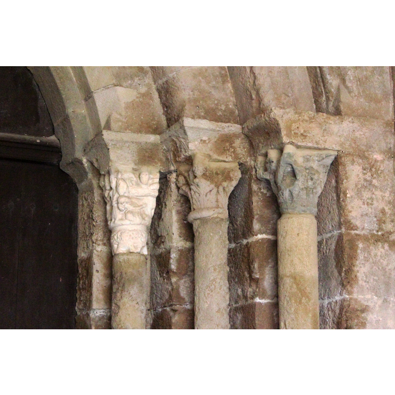 Source caption: "Abbaye de Caunes-Minervois Portail Nord chapitaux"