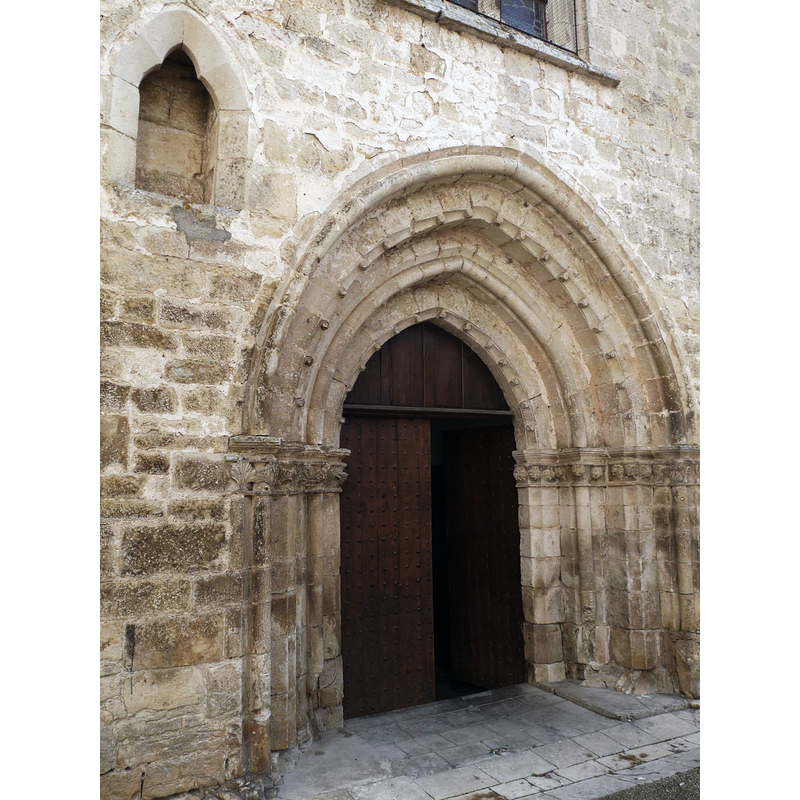 Source caption: "entrée de l'église de Nanteuil-en-Vallée, Charente, France"