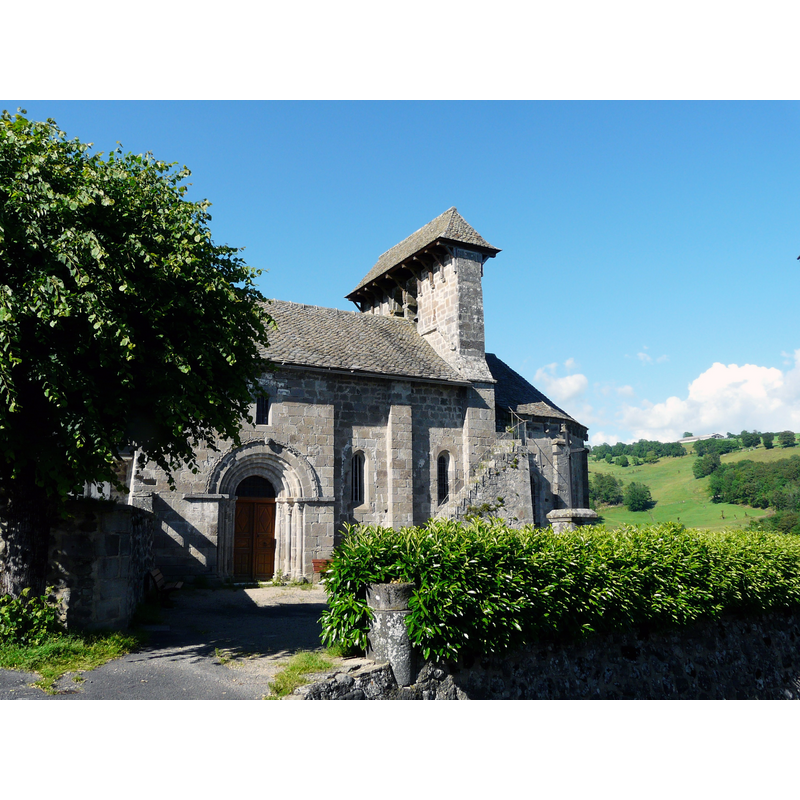 Source caption: "L'église de Brommes, Mur-de-Barrez, Aveyron, France."