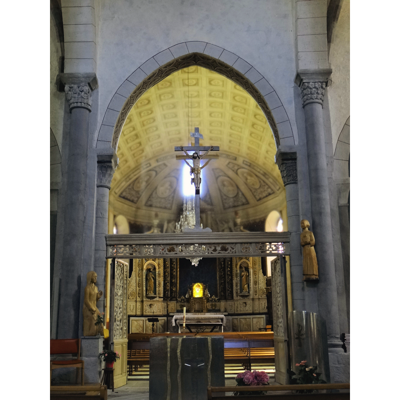 Source caption: "Mur-de-Barrez - Église Saint-Thomas-de-Cantorbéry - Nef vue de l'entrée"