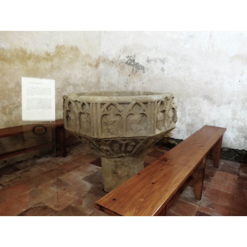 Source caption: "Fonts baptismaux octogonaux de la chapelle Saint-Clamens de Belloc-Saint-Clamens."