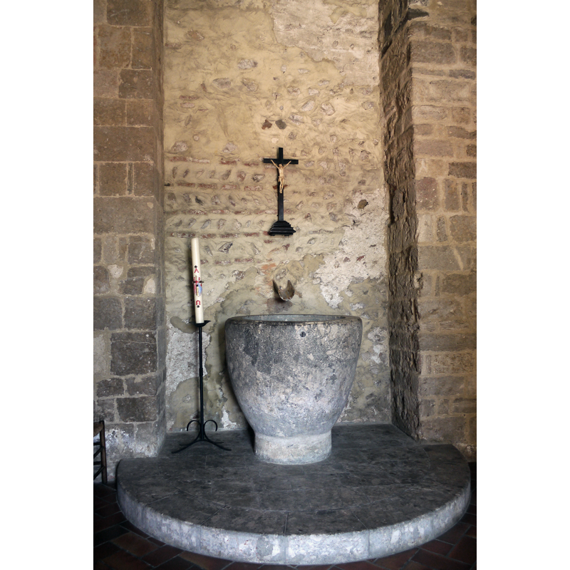 Source caption: " Baptistère en marbre bleuté du XIIIème siècle de l'église Saint-Cyr-et-Sainte-Julitte de Canohès"