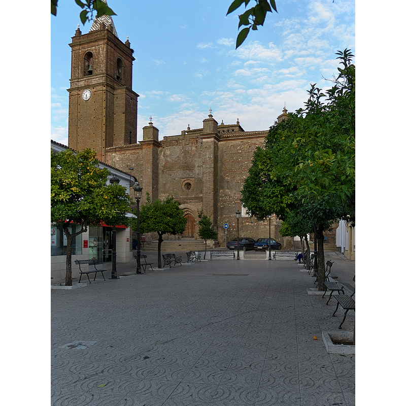Source caption: " Iglesia iniciada en la etapa del gótico-mudéjar andaluz, con modificaciones en el siglo XVI y también en la época barroca."