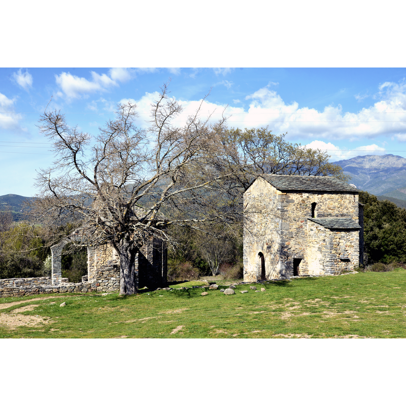 Source captio: "Corse (France) - L'ensemble religieux (église et baptistère) de San Giovanni Battista, classé Monument historique" -- the ruins of the church on the left, the baptistery on th right