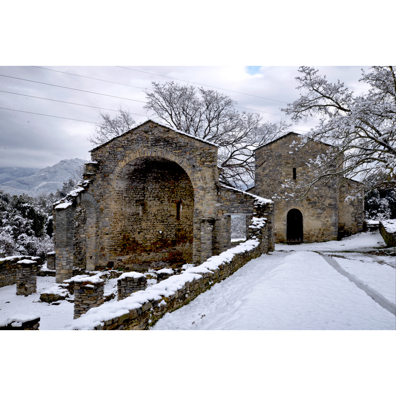 Source caption: "Corse (France) - Façades occidentales de l'ensemble (église et baptistère) San Govanni Battista, classé Monument historique" -- the ruins of the church in the foreground, left side; the baptistery building in the background, right side