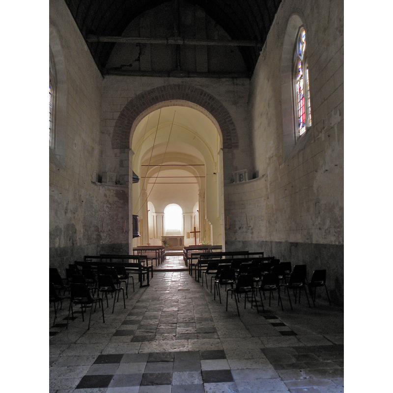 Source caption: " Intérieur de la collégiale Saint-Austrégésile de Saint-Outrille"