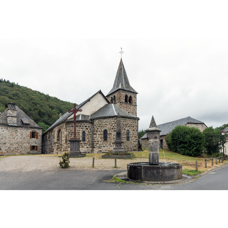 Source caption: "Église Saint-Étienne de Saint-Amandin."