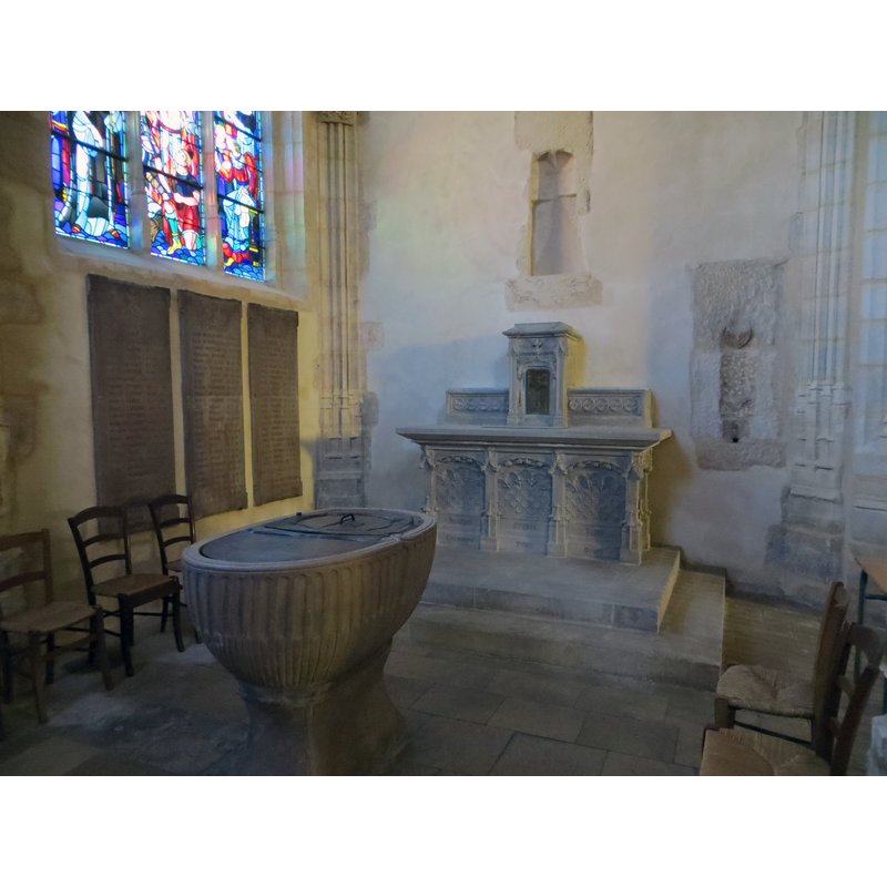 Source caption: "Autel consacré à Sainte Jeanne d'Arc et font baptismal"