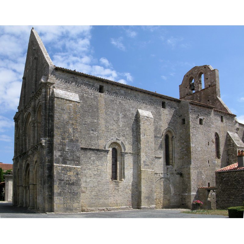 Source caption: "Vue d'ensemble de l'église de Genouillé"