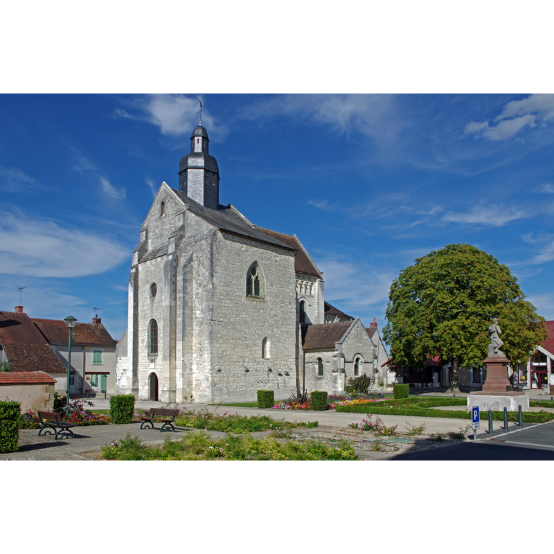 Source caption: "Abbatiale Saint-Genou de Saint-Genou depuis la place"