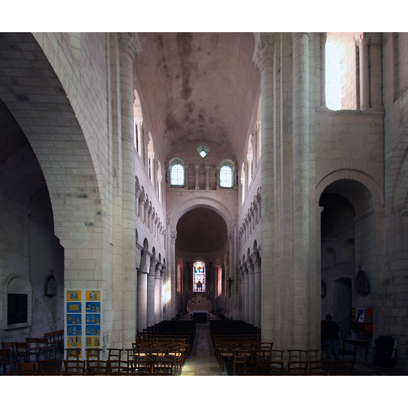 Source caption: "Romanische Kirche Sainte-Vierge in der französischen Ortschaft Saint-Genou im Département Indre - verbliebene Chorseite"