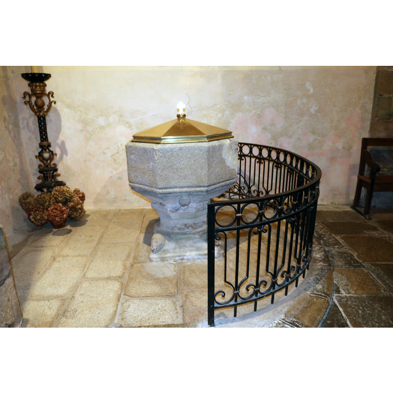 Source caption: "Fonts baptismaux de l'église paroissiale de Saint-Gildas-de-Rhuys (Morbihan, France)"