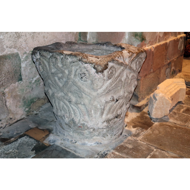 Source caption: "Chapiteau déposé servant de bénitier dans l'église paroissiale de Saint-Gildas-de-Rhuys (Morbihan, France)"