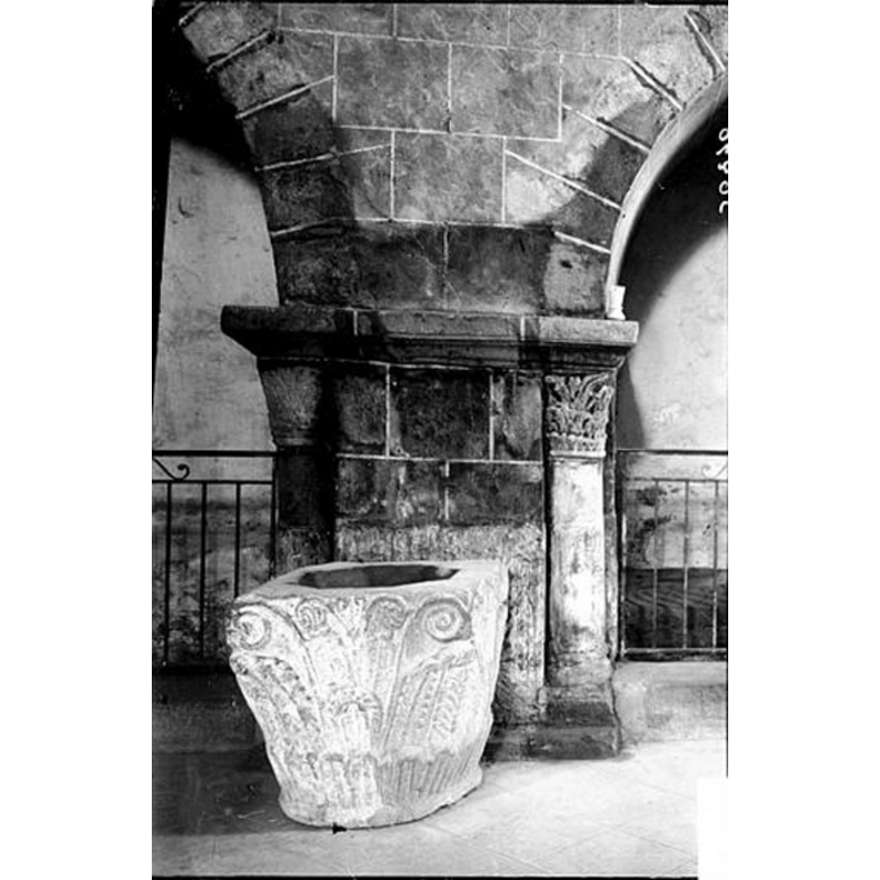 Source caption: "Chapiteaux déposés. Eglise. Saint-Gildas-de-Rhuys, Morbihan, France."