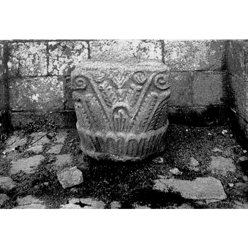 Source caption: "Chapiteaux déposés. Eglise. Saint-Gildas-de-Rhuys, Morbihan, France."