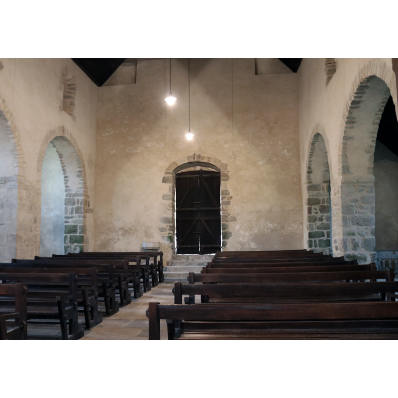 Source caption: "Nef vue depuis le chœur de la vieille église de Saint-Lunaire (Ille-et-Vilaine, France)" -- notice the polygonal stoup to the left [south] of the entranceway
