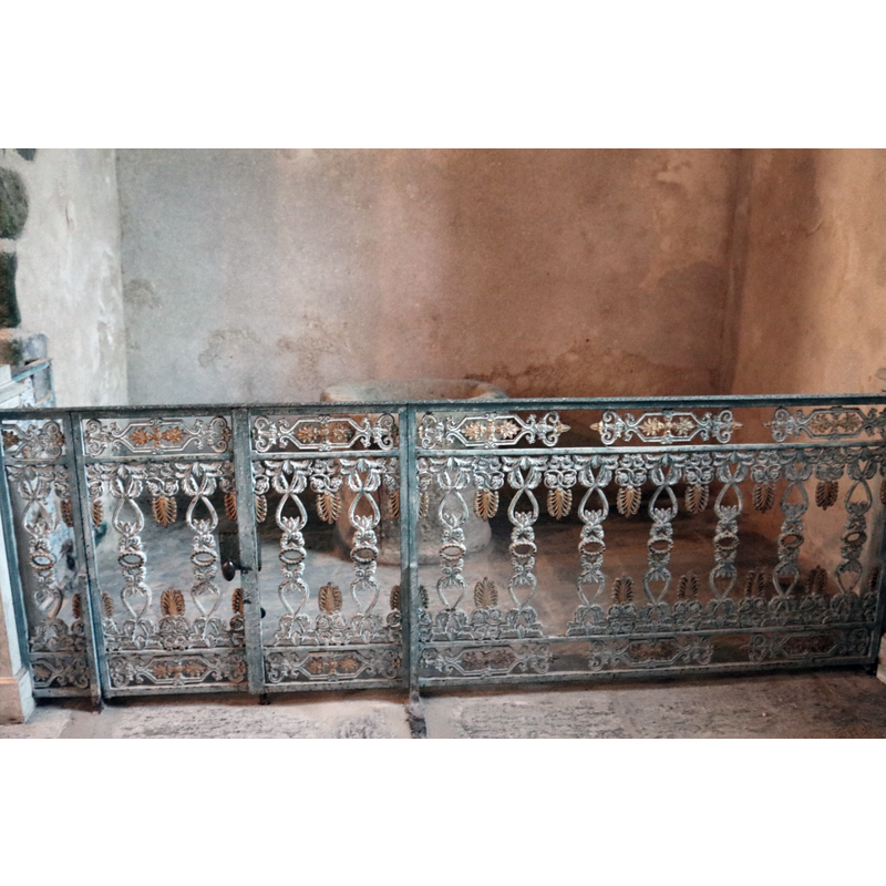 Source caption: "Grille des fonts baptismaux dans la vieille église deSsaint-Lunaire (Ille-et-Vilaine, France)" -- the actual railing is listed in Palissy [ref.: PM35002463 : "Clôture de choeur réalisée autour de 1820 [...] Fer : fondu, moulé, peint, doré ; bois : mouluré, peint (faux marbre) [...] Les piliers de la clôture des fonts baptismaux sont en bois peint faux marbre."