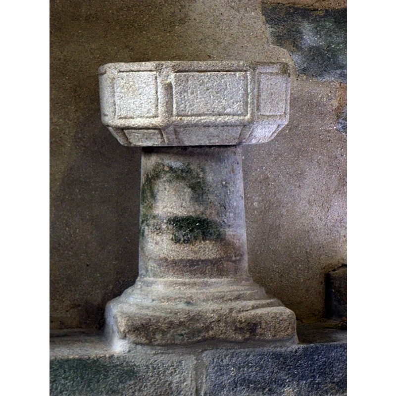 Source caption: "Bénitier de la vieille église de Saint-Lunaire" -- thi stoup is located to the left [south] of the west entranceway