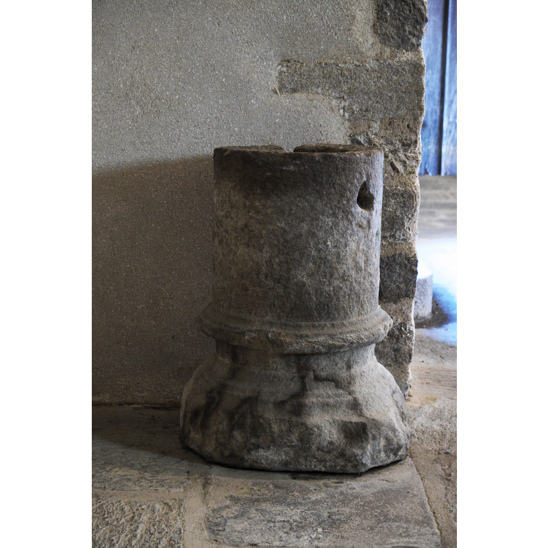 Source caption: "Alte Katholische Pfarrkirche Saint-Lunaire in Saint-Lunaire im Département Ille-et-Vilaine (Region Bretagne/Frankreich)" -- partial column and its base converted for use as holy-water stoup