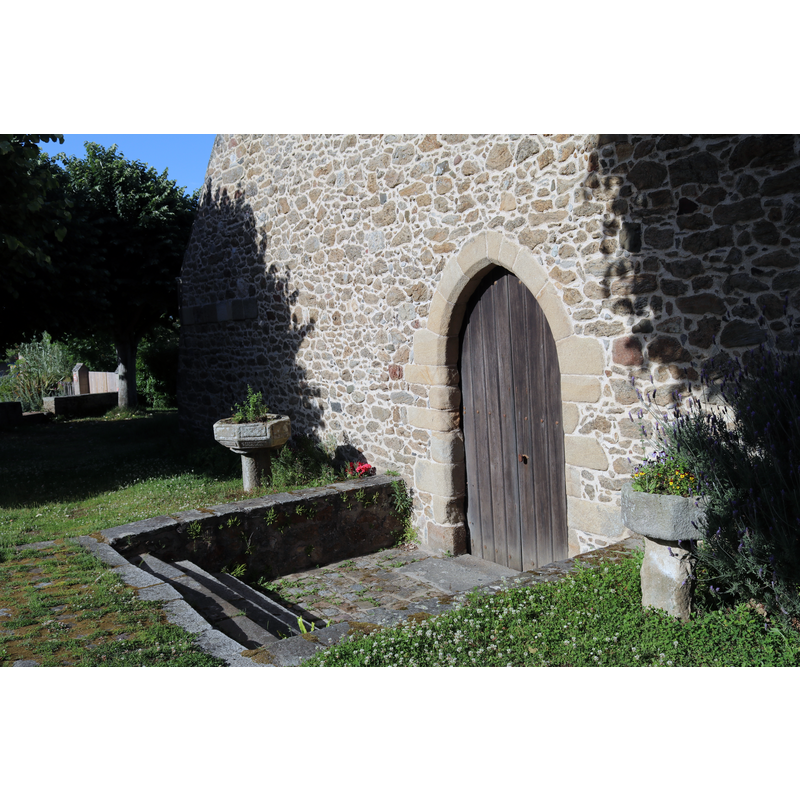 Source caption: "Portail sur la façade ouest de la vieille église de Saint-Lunaire (Ille-et-Vilaine, France)"