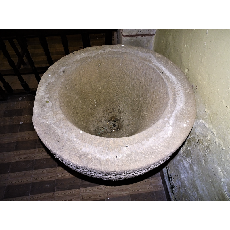 showing the centre drain