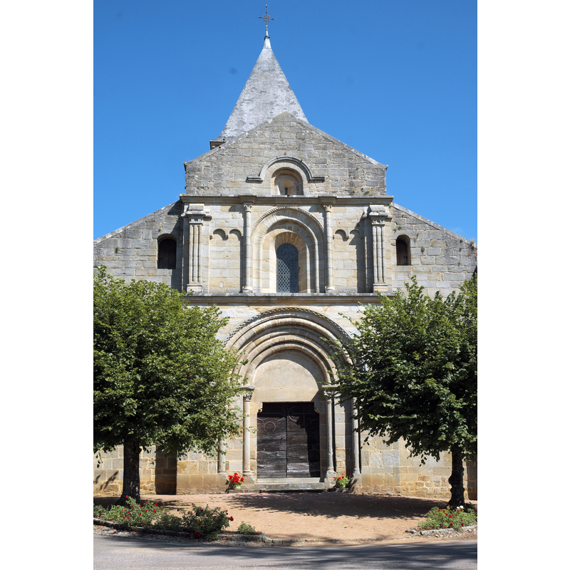 Source caption: "Kirche St-Pierre-aux-Liens in Varenne-l’Arconce im Département Saône-et-Loire in der Region Bourgogne-Franche-Comté in Frankreich"