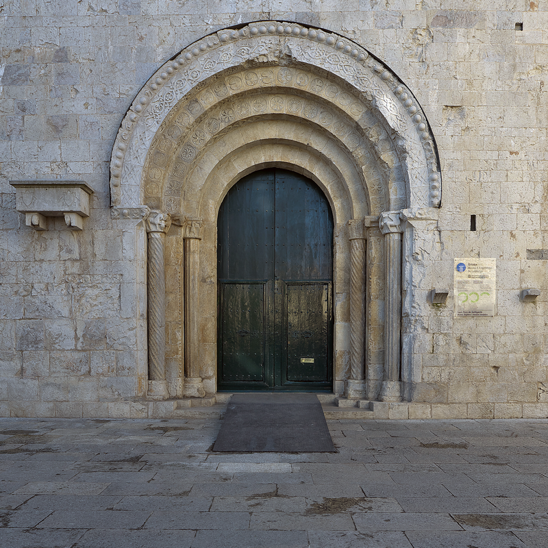Source caption: "Portada de los pies de la iglesia monacal."