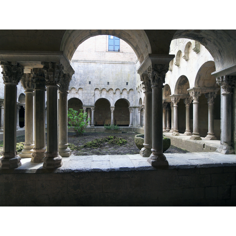 Source caption: "Parcial del claustro benedictino (s. XII)" -- an old font? a fountain?