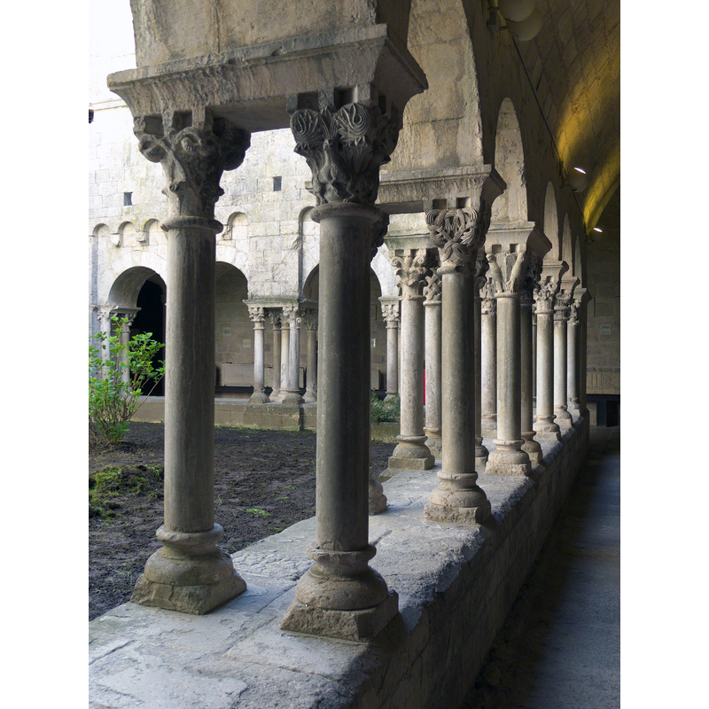 Source caption: "Galería Sur. El claustro esta adosado a la fachada sur de la iglesia. Principios del siglo XII. Existe semejanza artística con el de San Cugat."