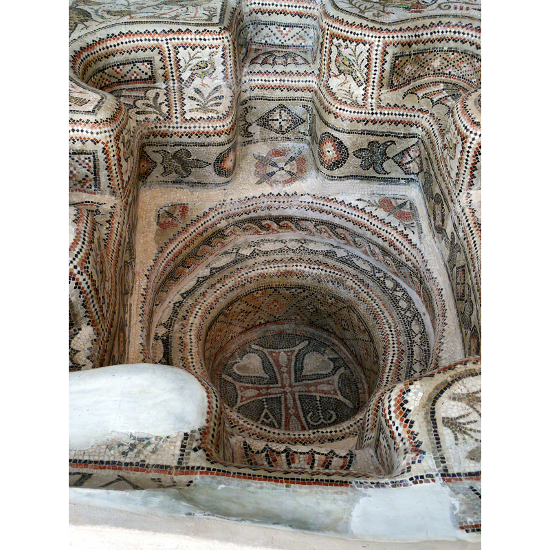 Source caption: "De doopvont van Bekalta. Byzantijns tijdperk, 6de eeuw. El Gaalla tussen Bekalta en Teboulba. Archeologisch Museum van Sousse"