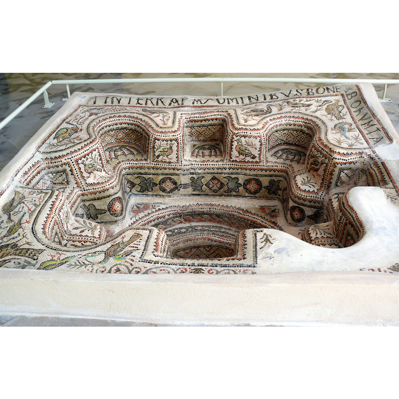 Source caption: "De doopvont van Bekalta. Byzantijns tijdperk, 6de eeuw. El Gaalla tussen Bekalta en Teboulba. Archeologisch Museum van Sousse"