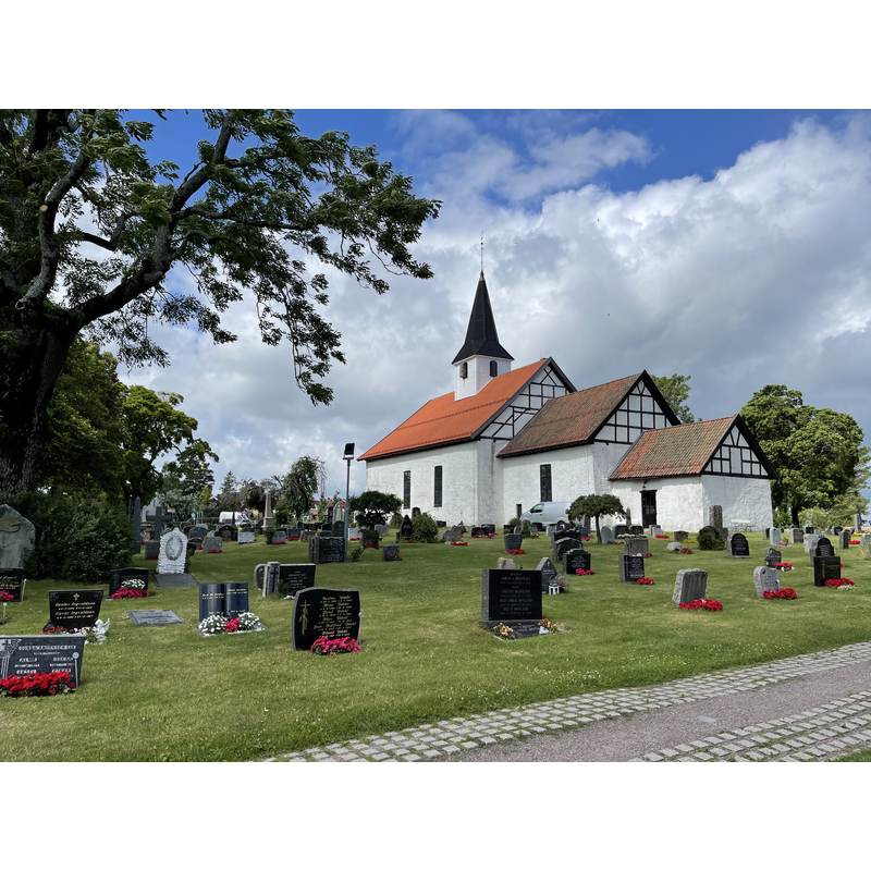 Source caption: "Borre kirke, en romansk, hvitkalket middelalderkirke på Kirkebakken i Borre i Horten kommune i Vestfold og Telemark fylke."