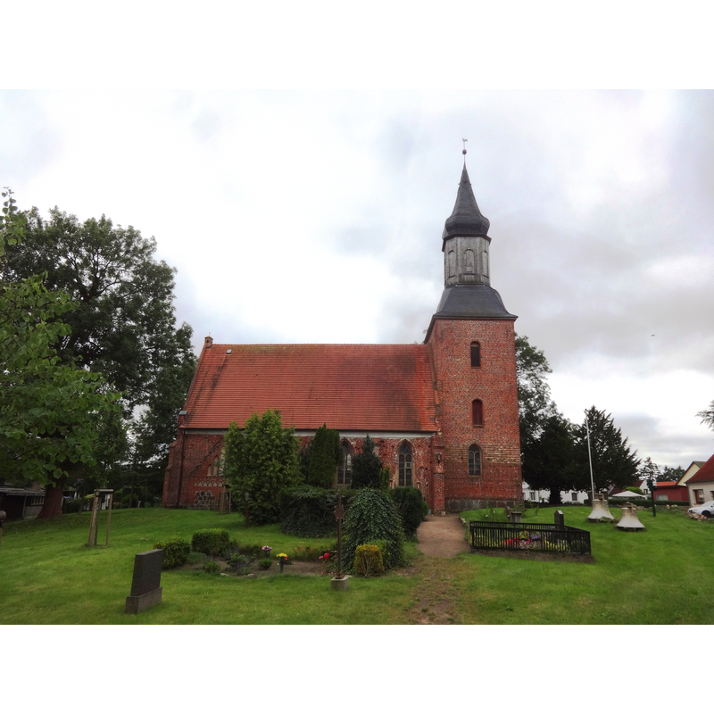 Source caption: "Die Kirche in Kröslin entstand vermutlich im 14. Jahrhundert. Im Innern befindet sich unter anderem ein Freester Fischerteppich."