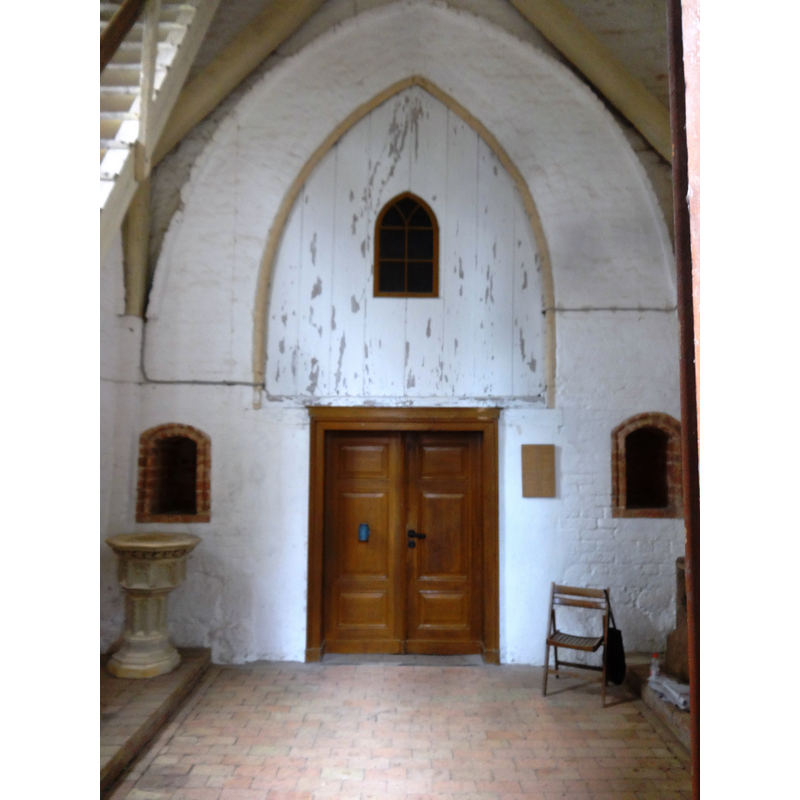 Source caption: "Die Kirche in Kröslin entstand vermutlich im 14. Jahrhundert. Im Innern befindet sich unter anderem ein Freester Fischerteppich."