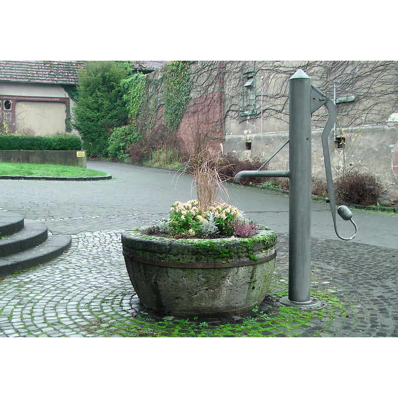 Source caption: "Vor dem Heimatmuseum in Lützellinden an der Rheinfelser Straße muss der romanische Taufstein ebenfalls als Blumenkübel herhalten. (Foto: Michael Breuer)"
