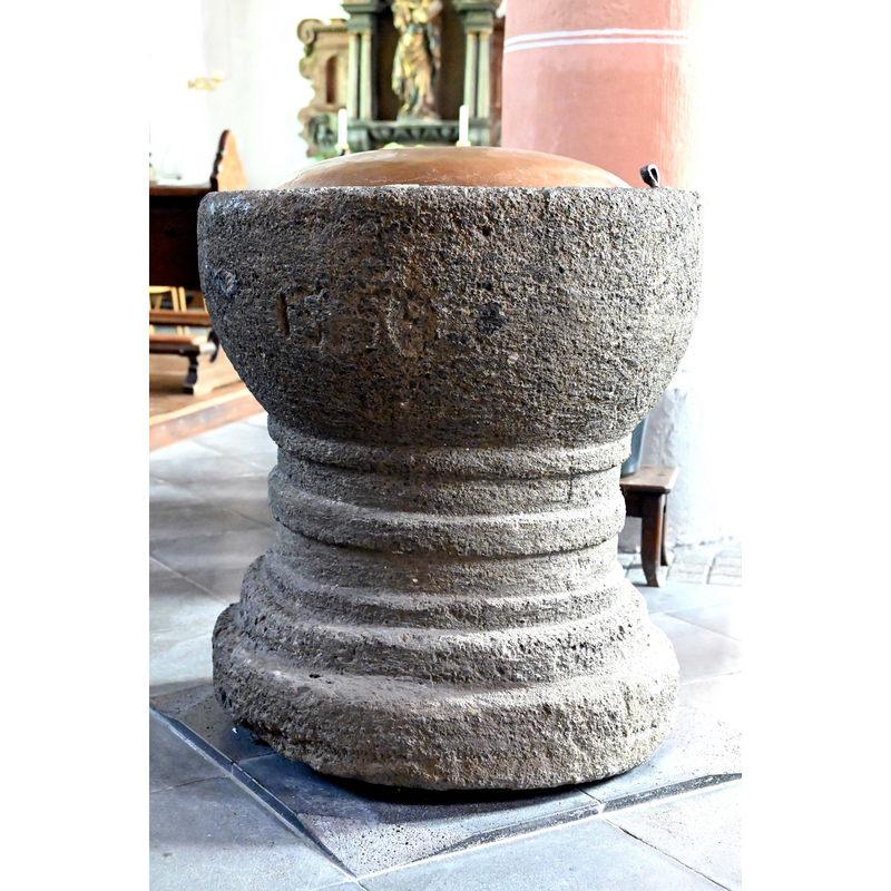 Source caption: "St. Mariä Geburt (Baasem), Taufstein von 1559 aus einem römischen Werkstück"