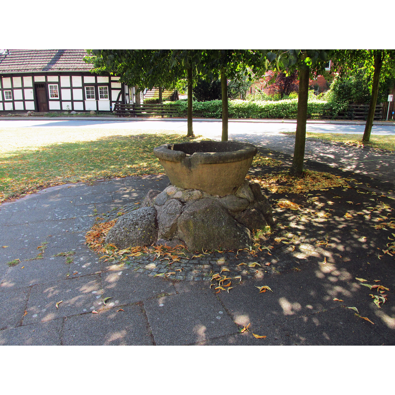 Source caption: "der Taufstein vor der Martinskirche in Engelbostel"