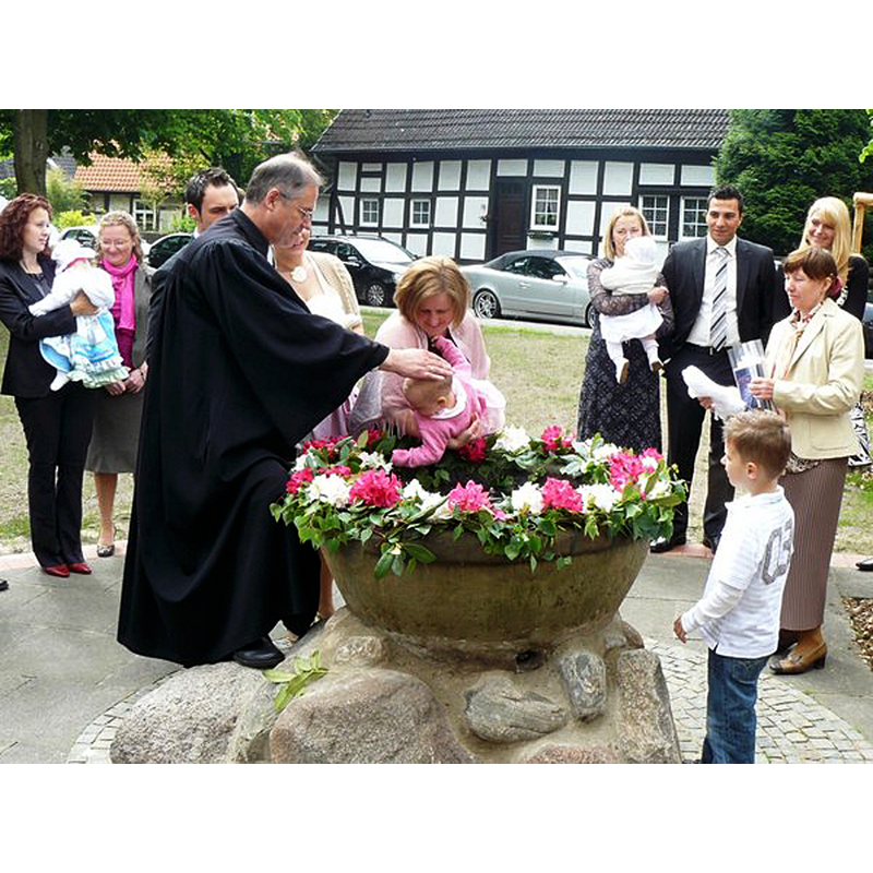 Source caption: "    Der neue Taufstein erhielt einen besonders gestalteten Platz.hochgeladen von Redaktion ECHO"