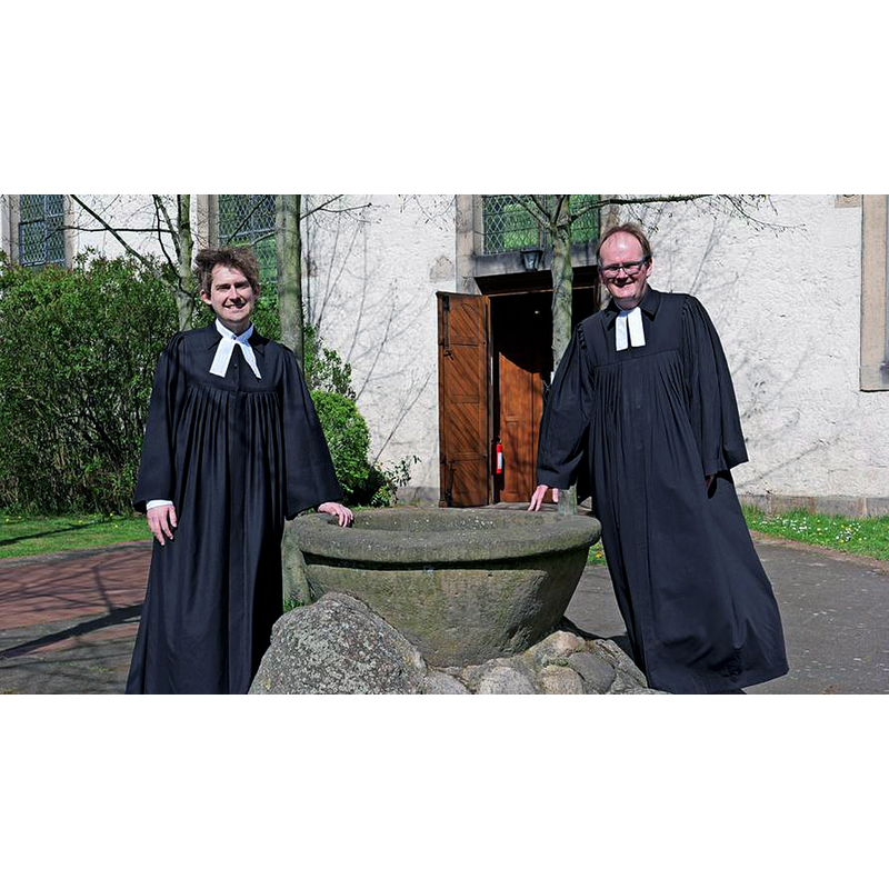 Source caption: "Vikar Hendrik Hundertmark und Pastor Rainer Müller-Jödicke freuen sich auf Tauffeste vor der Martinskirche."