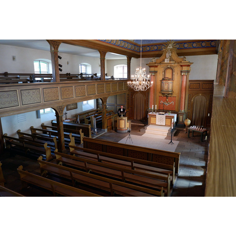 Source caption: "Pastor Rainer Müller-Jödicke hält in der leeren Martinskirche seine Osterpredigt, die per Kamera aufgenommen wird."