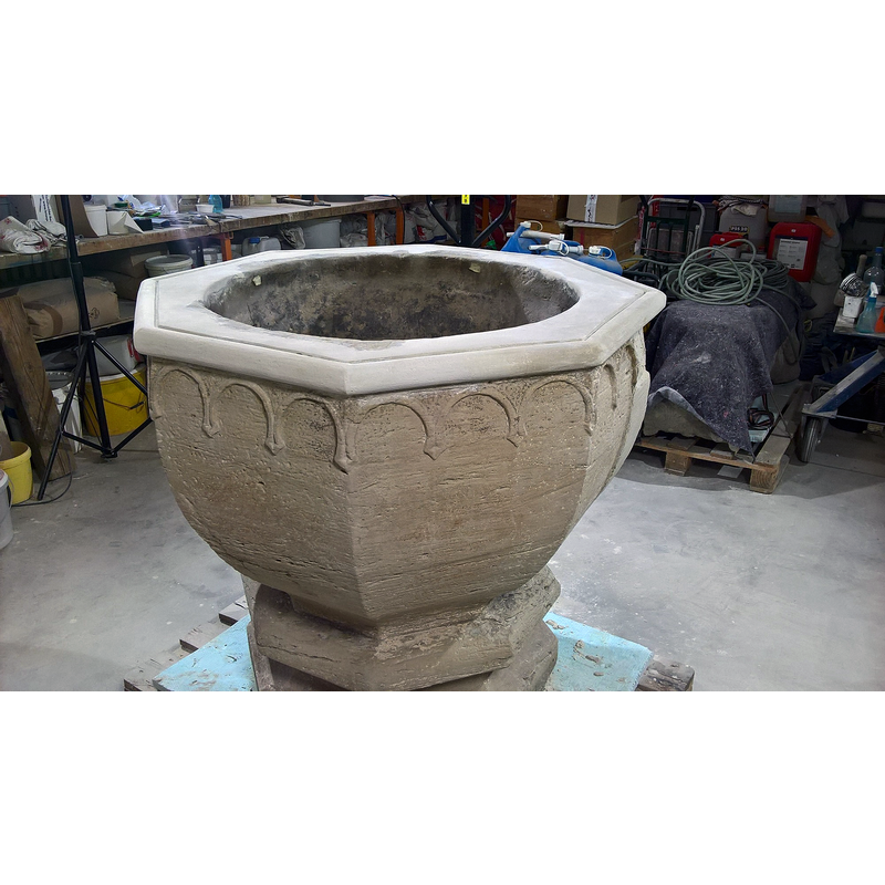 the medieval font shown here in master stonemason restorer Thomas Schubert's Hinterhof (Berlin-Pankow) workshop