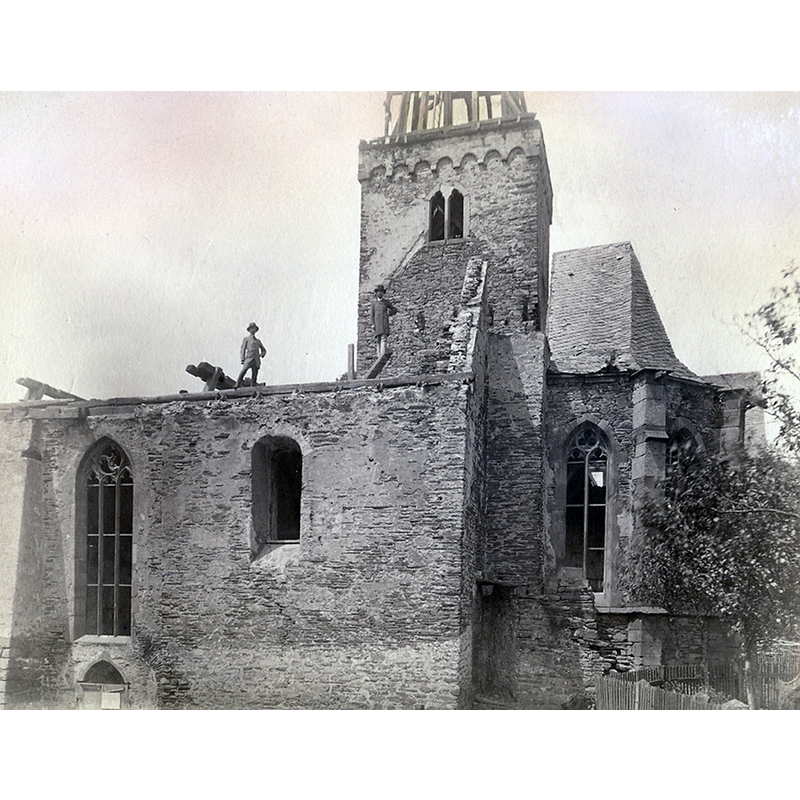 Source caption: "Biedenkopf, Deutschland: Abbruch der evangelischen Johanneskirche aus dem 13. Jhd. Teile der Kirche blieben erhalten und wurden in den Nachfolgebau (Stadtkirche Biedenkopf) integriert, der an gleicher Stelle in den Jahren 1888 bis 1891 entstand. Beginn der Abbrucharbeiten war am 29. Mai 1888. Die Datierung der Quelle („vor 1885“) ist falsch."