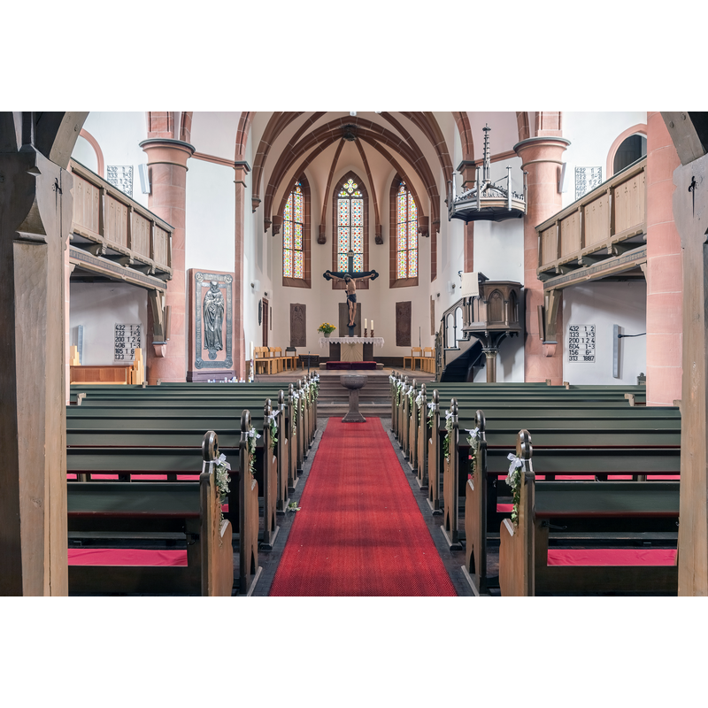 Source caption: " Innenansicht der Stadtkirche Biedenkopf" -- the 1682 font is visible in the centre of the image, at the foot of the chancel steps